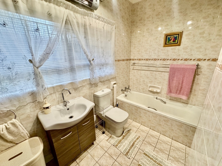 5 Bedroom Property for Sale in Baillie Park North West